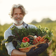 Trophée de l'agriculture de proximité, homme tenant un panier de légumes
