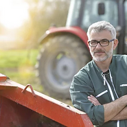 Trophée de l'Agriculture d'avenir, agriculteurs devant son tracteur